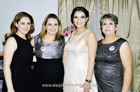 ACOMPAñAN A JAQUELINE.  Margarita, Alejandra y Sandra Verónica con Jaqueline.