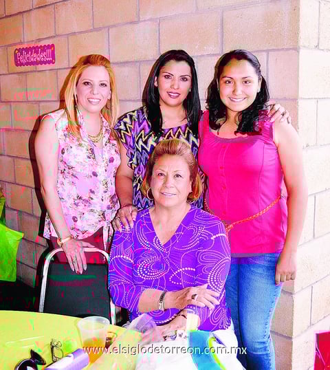 EN FIESTA INFANTIL.  Lucy, Cristy, Elizabeth y Sofía.