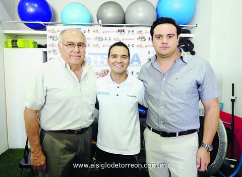 EN APERTURA DE NEGOCIO.  Roberto Colores, Jorge Ocampo y Salvador Sánchez.