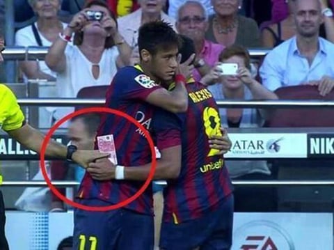 Polémica foto captada por un presunto fotógrafo madrididista, quien captaría el momento exacto en que jugadores del Barcelona y el árbitro asistente intercambian algunos euros...