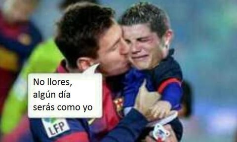 En un gesto de humildad, Messi cargó a Cristiano para ofrecerle palabras de aliento...