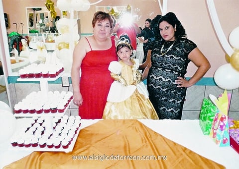DE FIESTA.  Jenny Victoria con Flor Mireya y Guillermina.