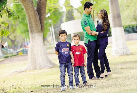 EN FAMILIA.  Salvador y Yuri con sus hijos, Salvador y Diego.