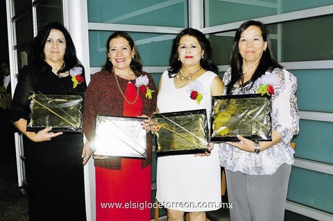 CON LA HOMENAJEADA.  Mara Santa Collazo, Mary Licón y María Luisa Caballero con Margarita Castañeda Dávila, quien cumplió 30 años de servicio docente.
