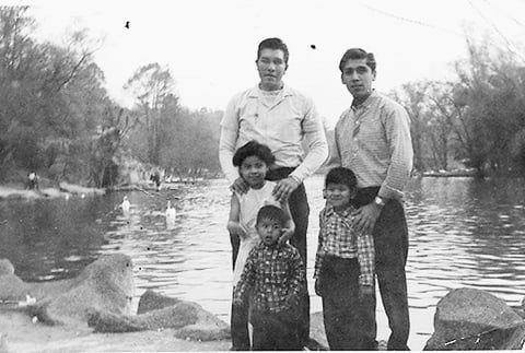 José Ramírez Salazar y Julián Orona (f) con los niños: Rosario, Miguel y Juanito Rojas, en unas vacaciones en Chapultepec en 1966.