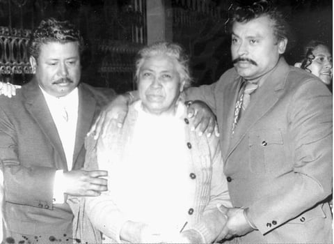 Sra. Celia Barrón Saucedo acompañada de sus hijos Domingo e Hilario Benítez Barrón, febrero de 1972.