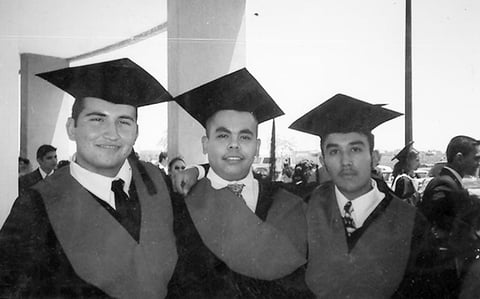 Iván en su graduación acompañado de sus amigos Ángel y Arman do, hace varios años.