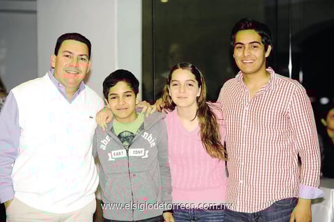 ASISTEN A CONFERENCIA.  Daniel, Emilio, Isabel y Raúl.