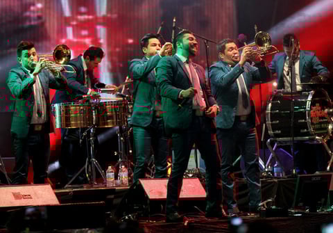 "Vamos a hacerlos cantar esta noche. Es un gusto estar aquí con todos ustedes", saludaron para continuar con la energía al cien por ciento en la última noche de estos primeros XV años del festival.