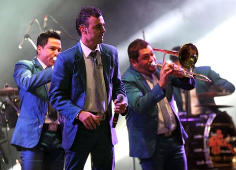 Su repertorio inició con El sinaloense, Te ofrezco un corazón y Mi gusto es, que hicieron emocionaron a todos.