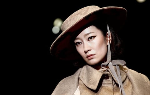 El tono ocre fue fundamental en este diseño de Choon Hee Gee que utiliza un hermoso sombrero.