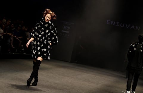 Los diseños con líneas rectas y masculinas continúan siendo tendencia en la colección otoño/invierno, prueba de ello es este modelo de la diseñadora Hong Eun Ju, el cual sella su toque con estrellas.