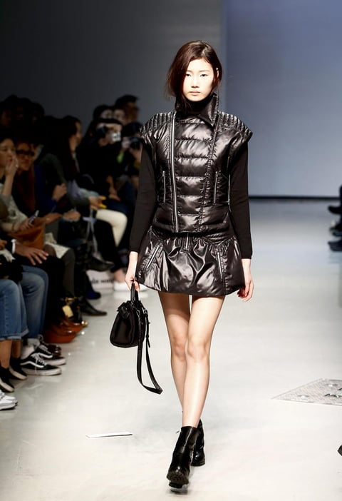 Jain Song utilizó el negro como base para la mayoría de los diseños que presentó en la Semana de la Moda de Dongdaeumm en Seúl.