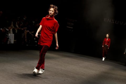 El rojo resalta este modelo de la diseñadora Hong Eun Ju.