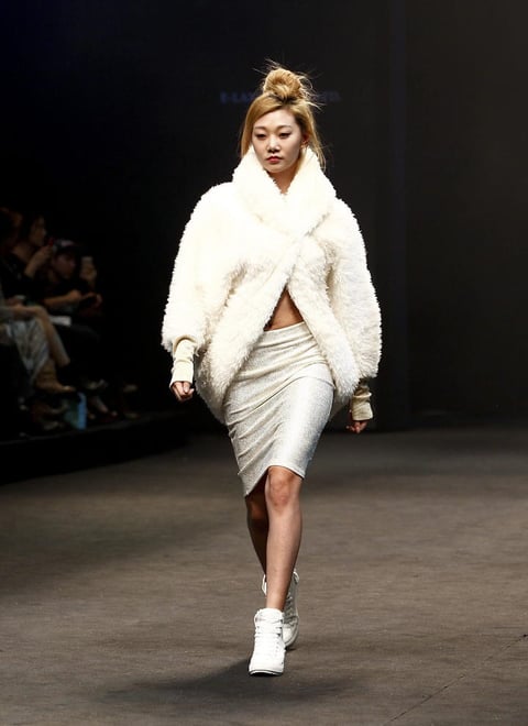 El blanco y la piel fueron los elementos para formar este coqueto diseño de Hong Eun Ju.