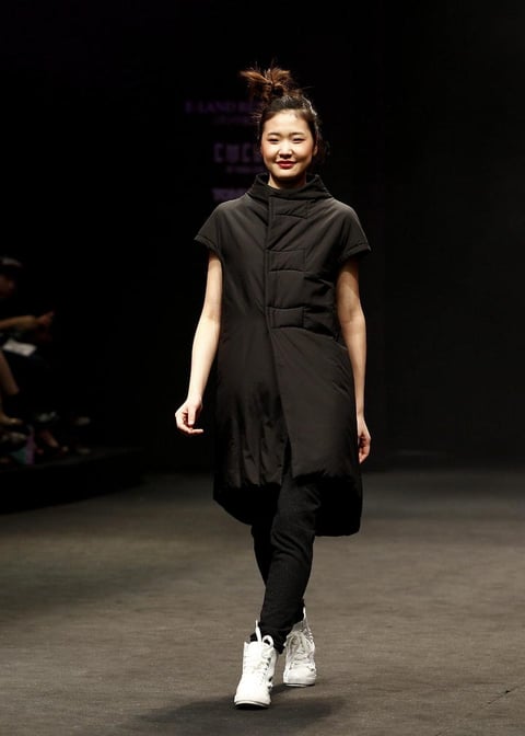 La comodidad y elegancia se fusionaron de manera perfecta en el modelo de Hong Eun Ju.