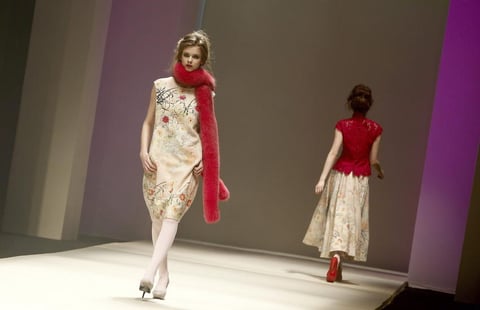 El rojo hace una espectacular combinación en este diseño de Jung Hun-Jong.