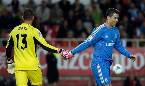 Cristiano probó  los reflejos de Beto, a quien venció en solo una ocasión que no vasto para dar el triunfo al Real Madrid.
