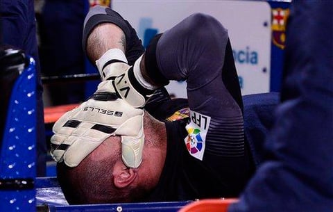 Víctor Valdés, con mala fortuna pisó mal con la rodilla derecha, cayendo lesionado y ahora presenta una rotura de ligamento cruzado anterior.