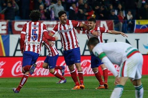 Con la victoria y otras combinaciones de resultados con los equipos que vienen peleando la liga, los 'Colchoneros' son líderes en solitario, con 73 puntos.