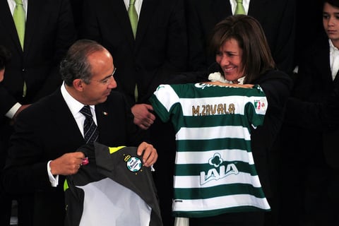 El ex presidente Felipe Calderon y su esposa Margarita Zavala recibieron la playera del Santos.