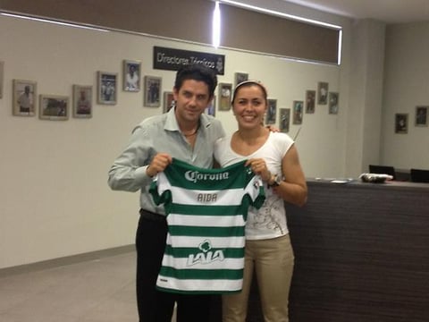También deportistas como Aída Román, han posado con la playera del Santos.