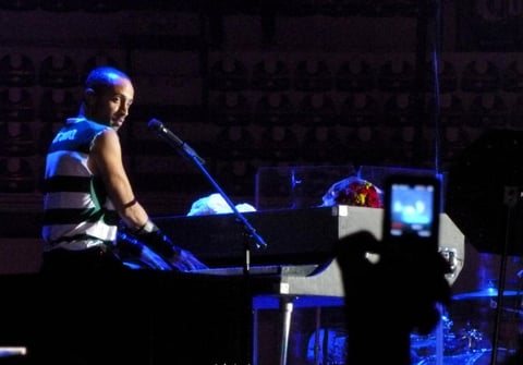 Mario Domm, integrante de Camila salió al escenario del Coliseo Centenario con la playera del Santos.