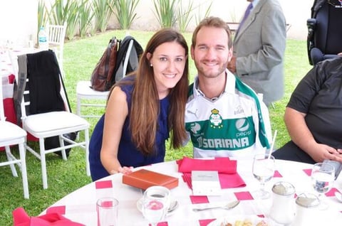 El orador Nick Vujicic lució la playera del Santos en su visita a Torreón.