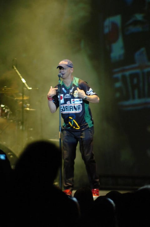 Integrantes de Magneto lucieron también el jersey de Santos durante un concierto en Torreón.