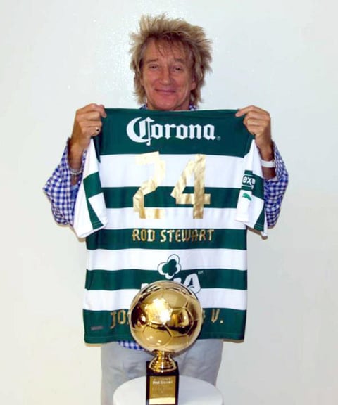 El cantante Rod Stewart posó con la playera del Santos en una fotografía que circuló por las redes sociales.