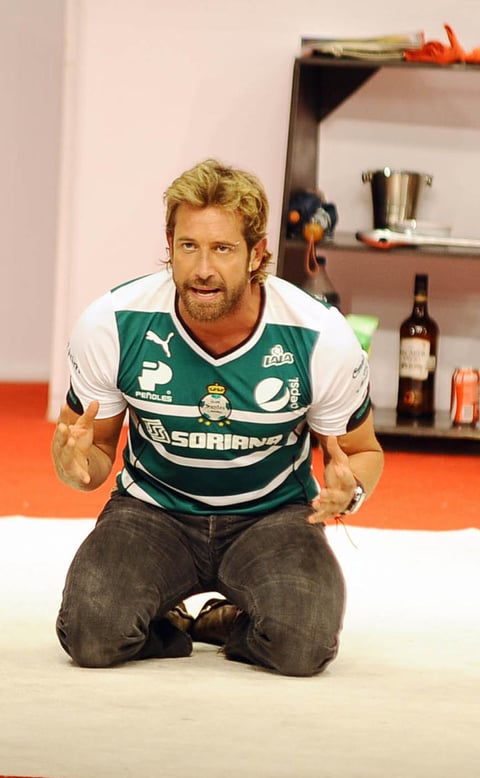 El actor Grabriel Soto, salió a escena de su obra Por que los hombres aman a las cab... portando la albiverde.