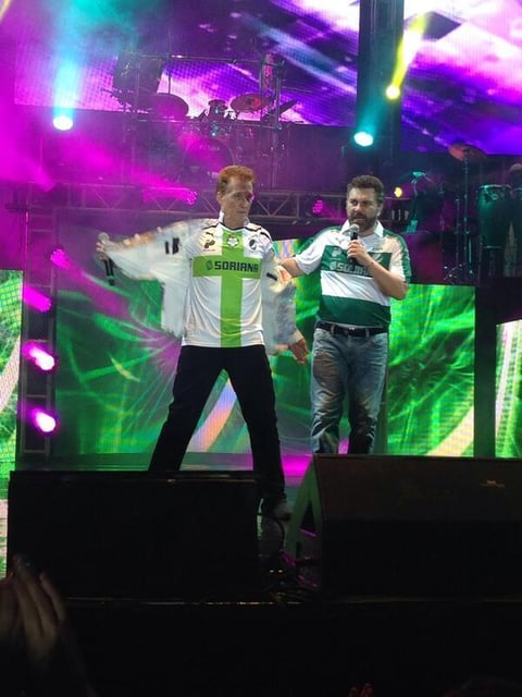 Como parte de su gira juntos, Emmanuel y Mijares se presentaron en Torreón y portaron arriba del escenario el jersey del equipo.
