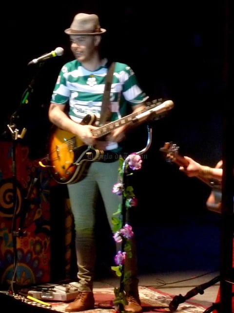 Jesse, del dueto Jesse & Joy, lució la playera de los Guerreros durante el concierto que ofrecieron en el Coliseo Centenario.