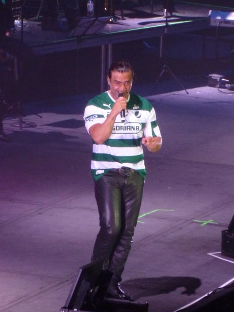 Durante un concierto en Torreón, el cantante Alejandro Fernández se llevó los gritos de los laguneros al salir con la playera albiverde.