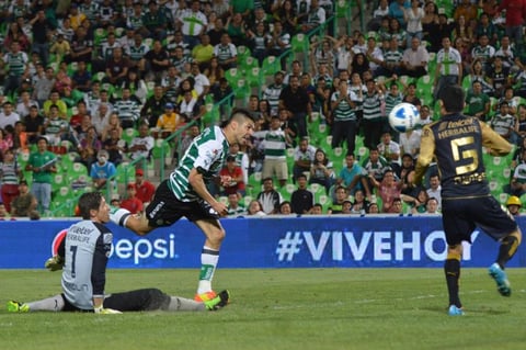 Cuando todo parecía que el duelo terminaría en empate, llegó Oribe Peralta al minuto 92 para meter el segundo y el de la victoria para Santos Laguna.