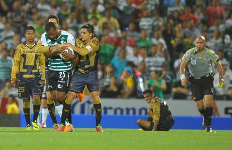 Tras el empate, el juego se volvió de ida y vuelta y en momentos hubo jugadas fuertes de parte de ambos equipos.
