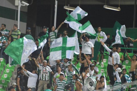 Las porras del Santos apoyaron pacíficamente durante los 90 minutos de juego.