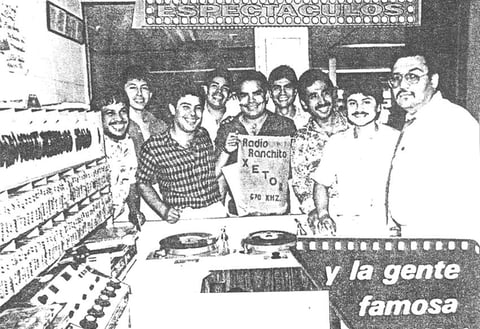 El locutor Antonio Lozoya Pérez recibiendo a los integrantes del grupo Tropicalísimo Apache, presentando su primer disco en XETOR “Radio Ranchito”.