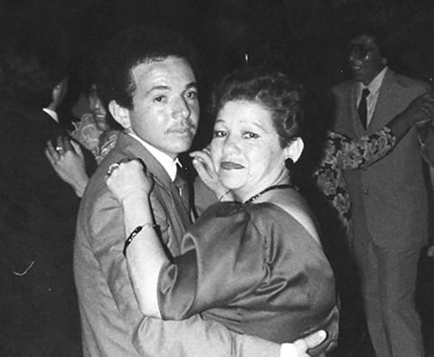Luis G. Betancourt, acompañado por su mamá, María Elena Caballero (f), en su graduación de preparatoria en 1982.