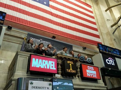Sebastian Stan y Chris Evans hicieron sonar la campana al lado de ejecutivos de Marvel.