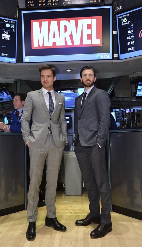 Sebastian Stan y Chris Evans posan para las cámaras en la bolsa de Nueva York, donde promocionaron la nueva película de Marvel.