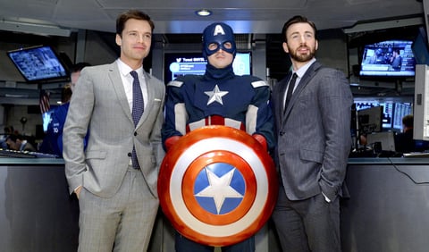 El Capitán América resguardó la Bolsa de Nueva York en un acto promocional de la nueva película de Marvel.