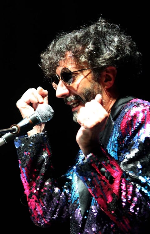 En punto de las 21:12 horas y portando un saco metálico azul con rosa y unos lentes de sol salió al escenario para interpretar 23 canciones comenzando entre aplausos con Yo te amo, tema que le da el nombre a su última placa.
