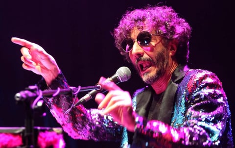 Un show que Fito Páez calificó como insólito es el que el argentino ofreció por dos horas en las instalaciones del Plaza Condesa, que lució totalmente abarrotado, y en donde el cantante declaró su amor por México.