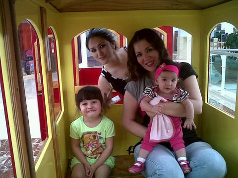 Aída, Thelma, Andy y Thaly en el trenecito.