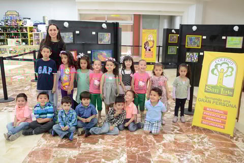 Niños de preescolar y primaria de reconocido plantel educativo en una exposición pictórica.