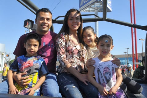 Luis Alberto y Samantha con sus hijos Ángela, Brandon y Ximena