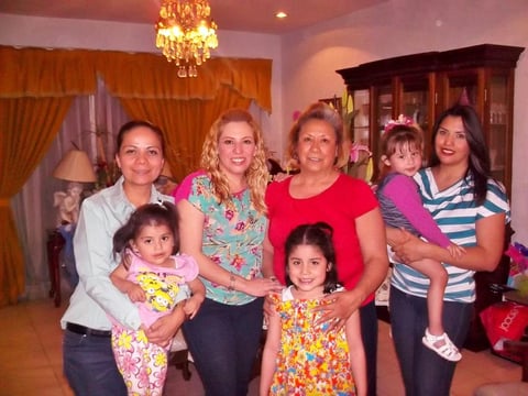 Laura, Lucy, Elizabeth, Cristy y las pequeñas Ximena, Lía, e Ivanna
