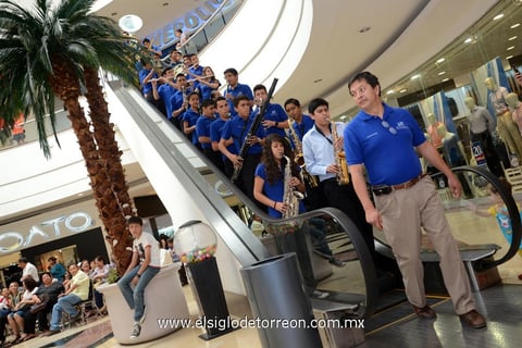 04042014 RECORRIDO EN LA PLAZA COMERCIAL.  Banda Salvador Jalife.