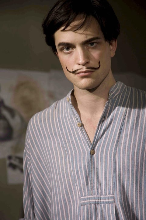 Interpretado por actores de la talla de Adrien Brody, en “Medianoche en París” de 2011 hasta Robert Pattinson (en la imagen) en “Little Ashes” de 2008. El pintor español Salvador Dalí ha dejado un legado cultural que ha traspasado fronteras.